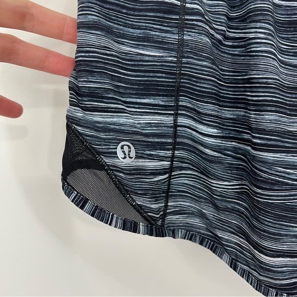 Lululemon Hotty Hot Short II Low Tide Alpine White Black Size 6 - Picture 3 of 8